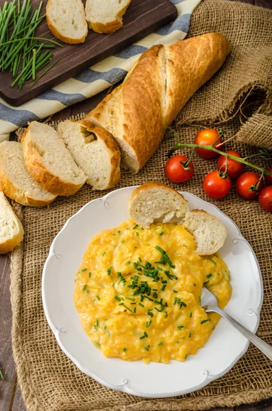 Francouzský styl míchaná vejce s pažitkou — Stock fotografie