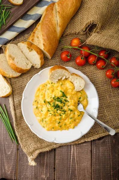 French style scrambled eggs with chives — Stock Photo, Image