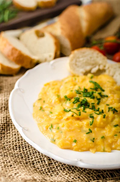 French style scrambled eggs with chives — Stock Photo, Image