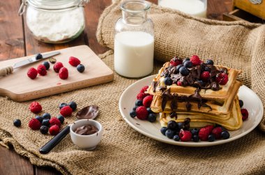 Waffle meyve ve çikolata ile