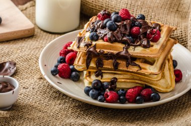 Waffle meyve ve çikolata ile