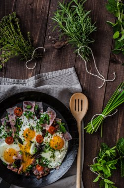 Jambon ve otlar ile kızarmış yumurta