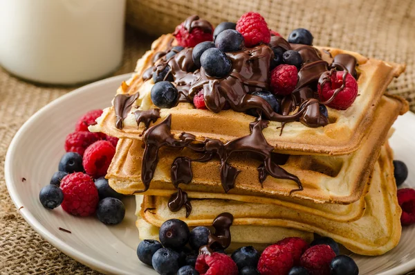 Waffles with fruits and chocolate — Stock Photo, Image