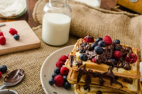 Waffles with fruits and chocolate — Stock Photo, Image