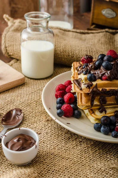 Waffles com frutas e chocolate — Fotografia de Stock