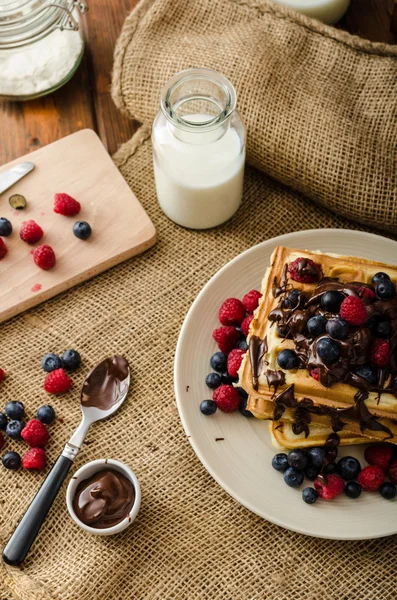 Waffle meyve ve çikolata ile — Stok fotoğraf