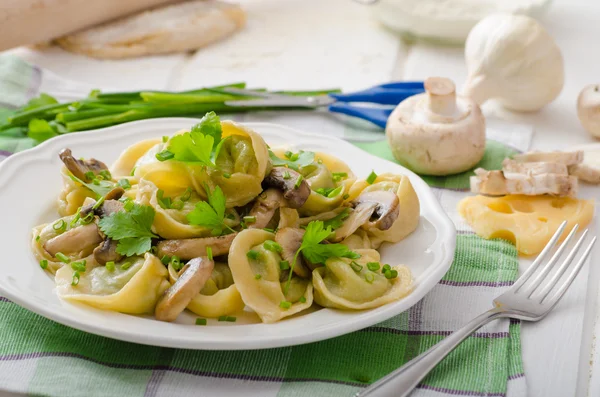 Homemade tortellini with mushrooms and herbs — Stock Photo, Image