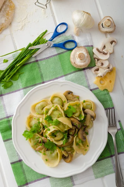 Hemgjord tortellini med svamp och örter — Stockfoto