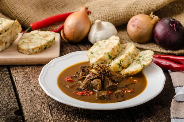 Klassieke Tsjechische goulash met knoedels — Stockfoto