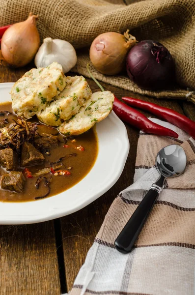 Klassieke Tsjechische goulash met knoedels — Stockfoto