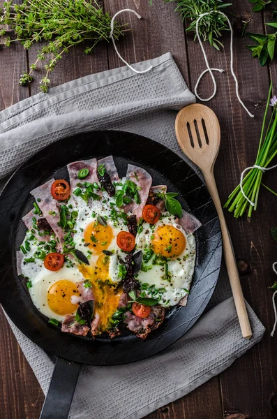 Stekta ägg med skinka och örter — Stockfoto