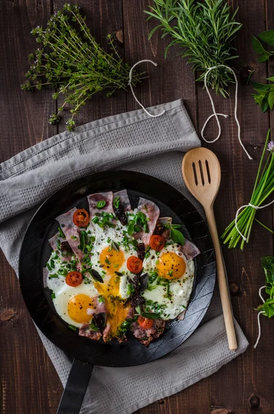 Jambon ve otlar ile kızarmış yumurta — Stok fotoğraf
