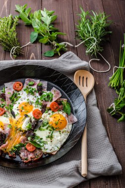 Jambon ve otlar ile kızarmış yumurta