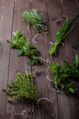 Organik bahçe taze otlar