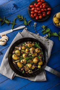 Kovboy patates pastırma ve otlar ile