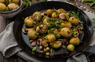 Kovboy patates pastırma ve otlar ile