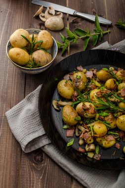 Kovboy patates pastırma ve otlar ile
