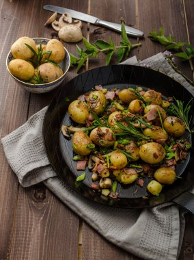 Kovboy patates pastırma ve otlar ile