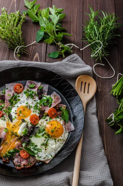 Stekta ägg med skinka och örter — Stockfoto