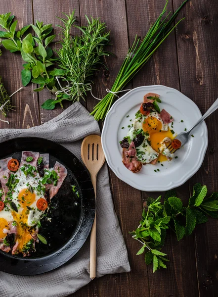 Stekta ägg med skinka och örter — Stockfoto