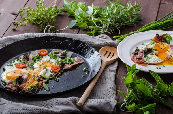 Fried eggs with ham and herbs — Stock Photo, Image