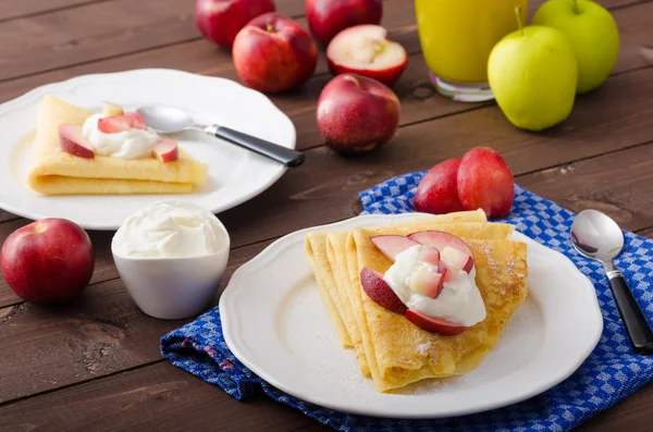 Panquecas de creme com nectarinas — Fotografia de Stock