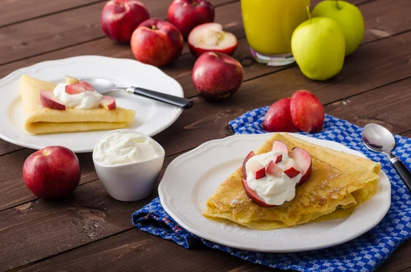 Panquecas de creme com nectarinas — Fotografia de Stock