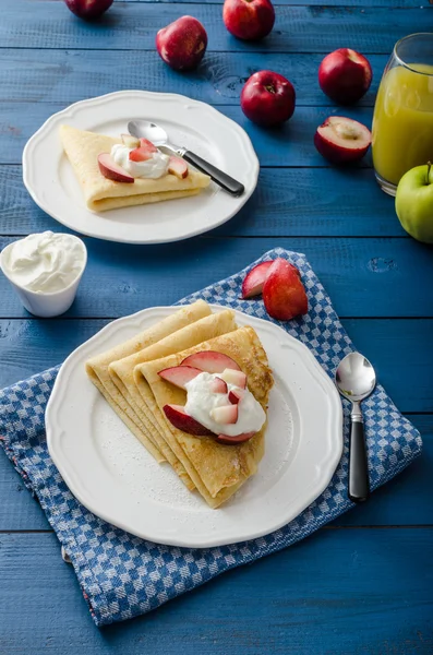 Panquecas de creme com nectarinas — Fotografia de Stock