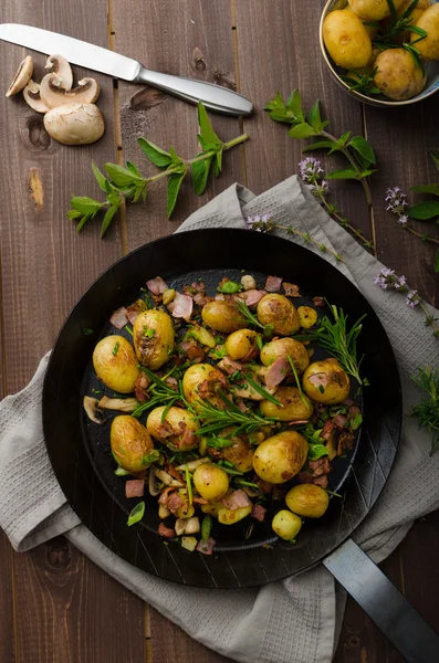 Cowboy potatoes with bacon and herbs — Stock Photo, Image