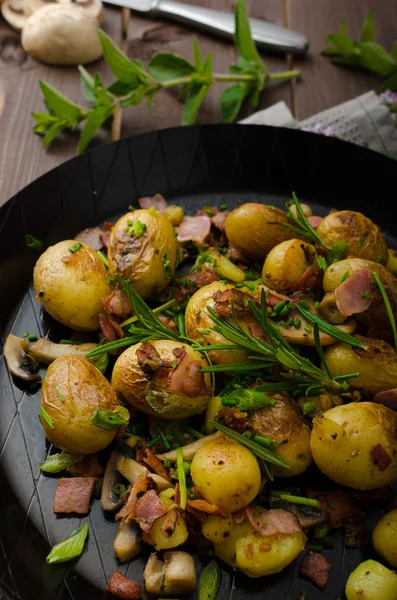 Cowboy potatoes with bacon and herbs — Stock Photo, Image