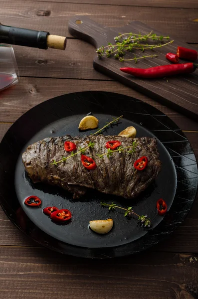 Bistecca di manzo con erbe aromatiche e peperoncino, foto prodotto — Foto Stock