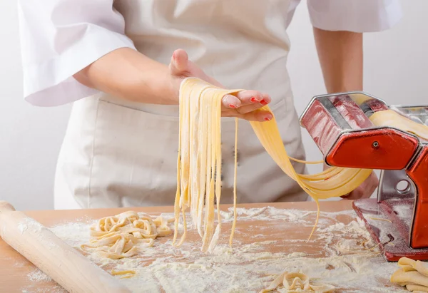 Jonge vrouw chef-kok bereidt huisgemaakte pasta — Stockfoto