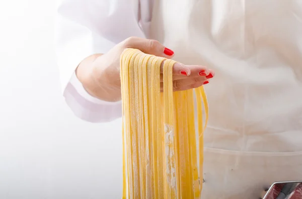 Mujer joven chef prepara pasta casera —  Fotos de Stock