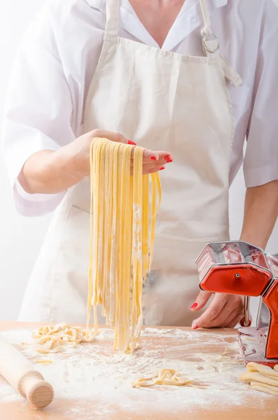 Ung kvinna kocken förbereder hemgjord pasta — Stockfoto