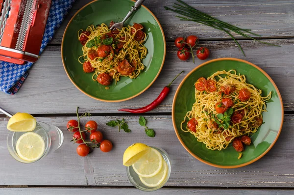 Espaguete de sêmola caseiro com cereja — Fotografia de Stock