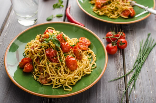 Homemade semolina spaghetti with cherry — Stock Photo, Image