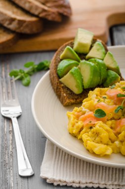 Somon Yumurta ve avokado tost