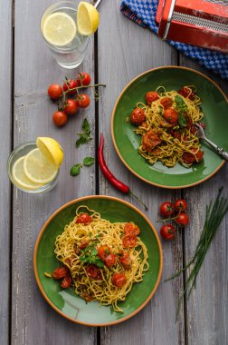 Ev yapımı irmik spagetti kiraz ile