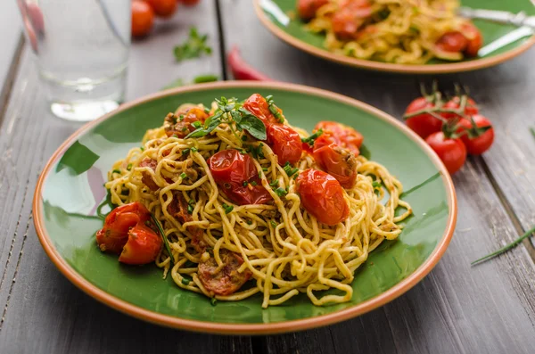 Espaguetis de sémola caseros con cereza — Foto de Stock