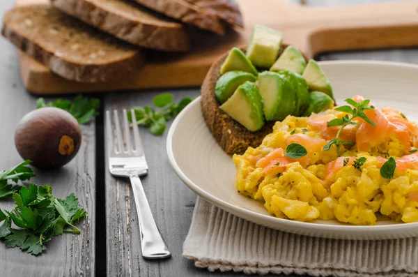 Roerei zalm en avocado toast — Stockfoto