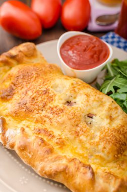 Calzone pizza jambon ve peynir ile doldurulmuş