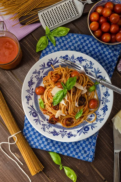 Wholemeal pasta with roasted tomato — Stock Photo, Image