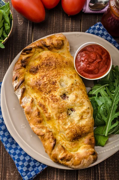 Pizza Calzone recheada com queijo e presunto — Fotografia de Stock