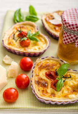 Quiche peynir ve domates ile