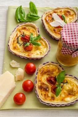 Quiche peynir ve domates ile