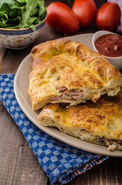 Пицца Calzone с сыром и прошутто — стоковое фото