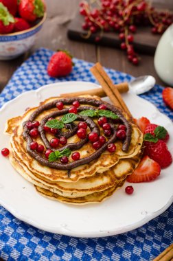 Tarçınlı krep çikolata sosu ve çilek ile