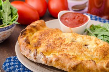Calzone pizza jambon ve peynir ile doldurulmuş
