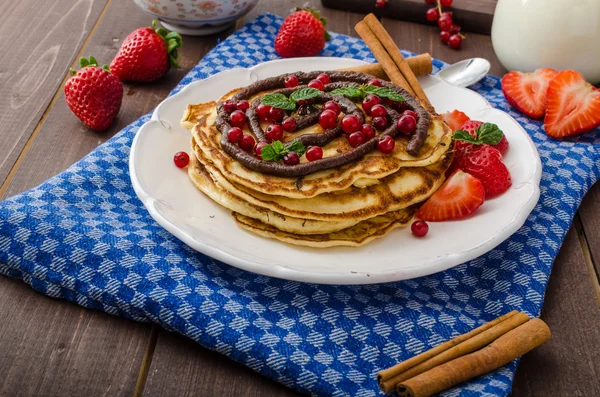 Panqueques de canela con salsa de chocolate y bayas —  Fotos de Stock