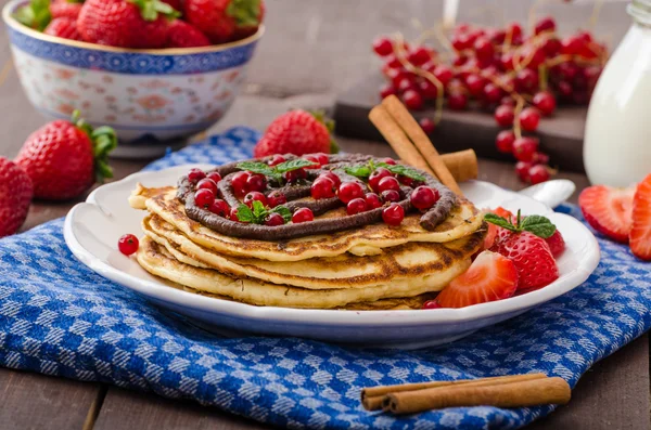 Panqueques de canela con salsa de chocolate y bayas — Foto de Stock